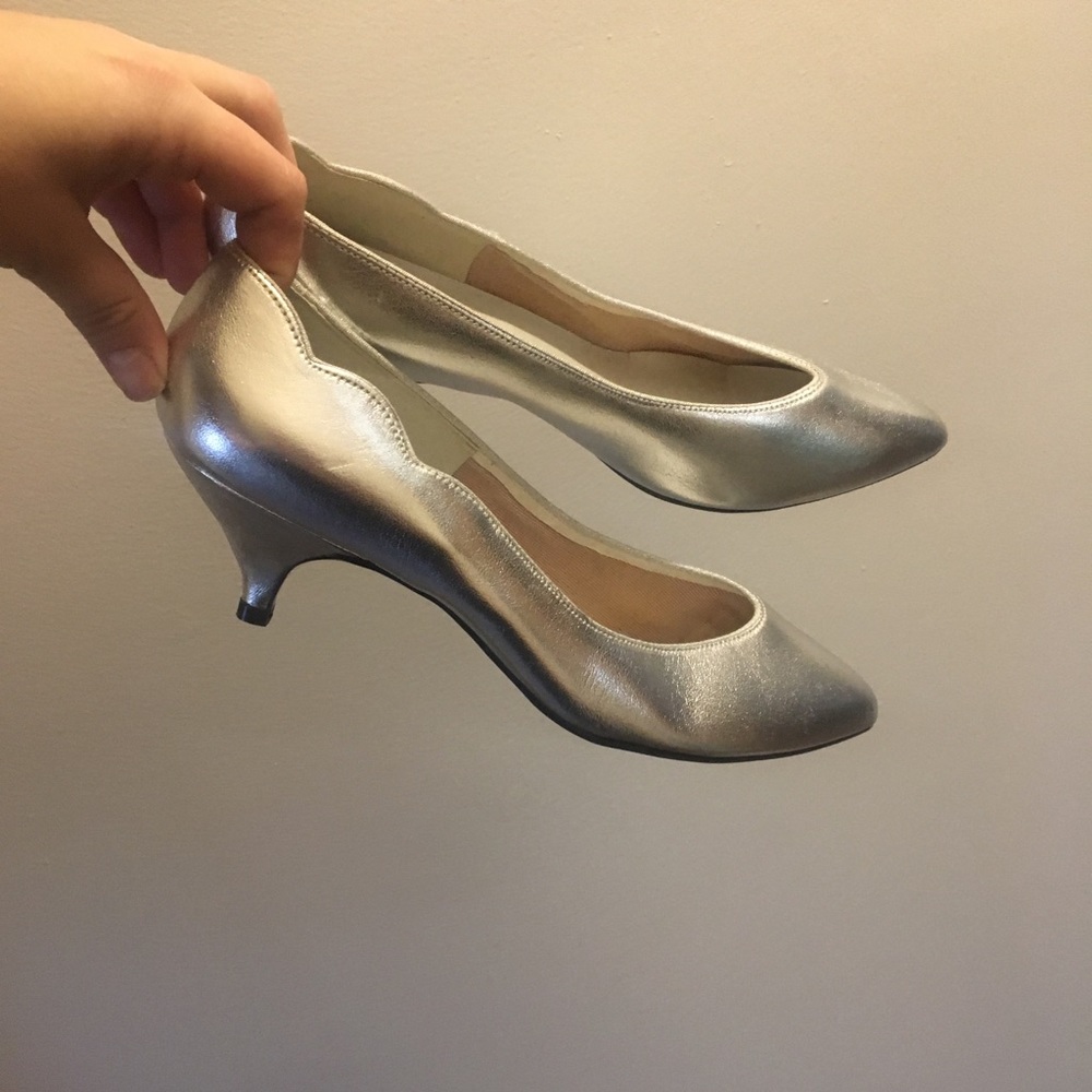 Townshors Silver kitten heel pumps w/scallop edge